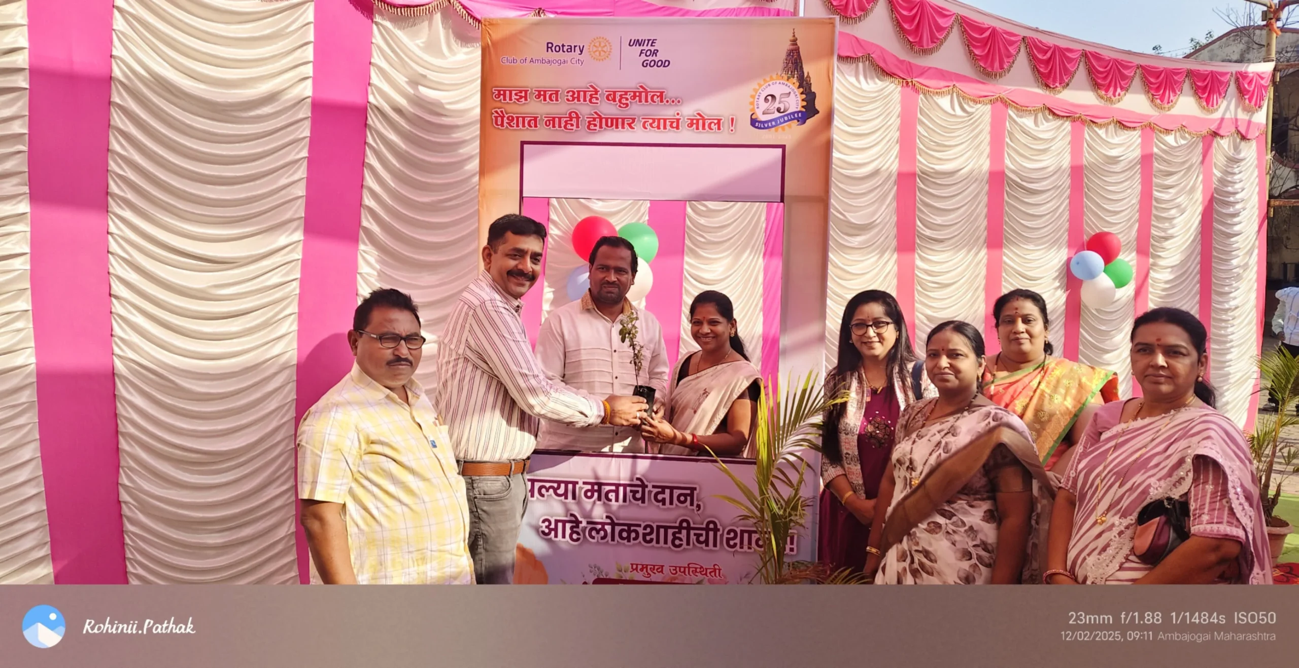 रोटरी क्लबच्या वतीने मतदारांसाठी सेल्फी पॉईंट व वृक्षांचे वाटप