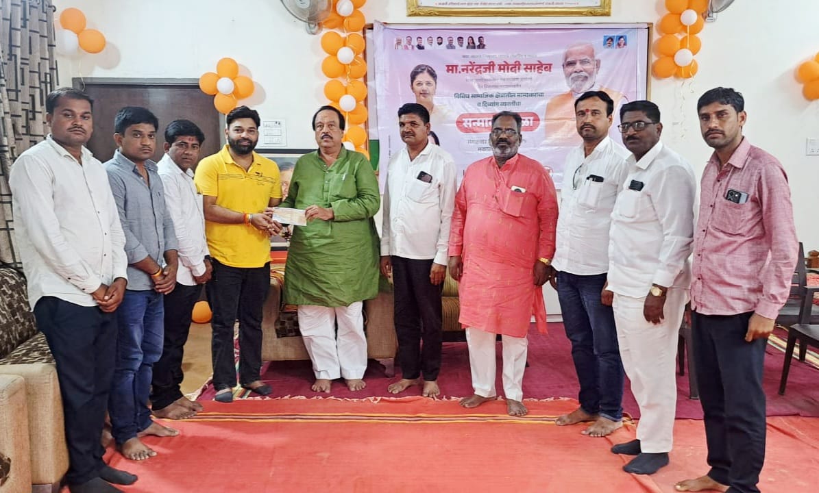 जेष्ठनेते नंदकिशोर मुंदडा यांच्या वाढदिवसानिमित्त सीएम रिलीफ फंडला एक लाखाची मदत