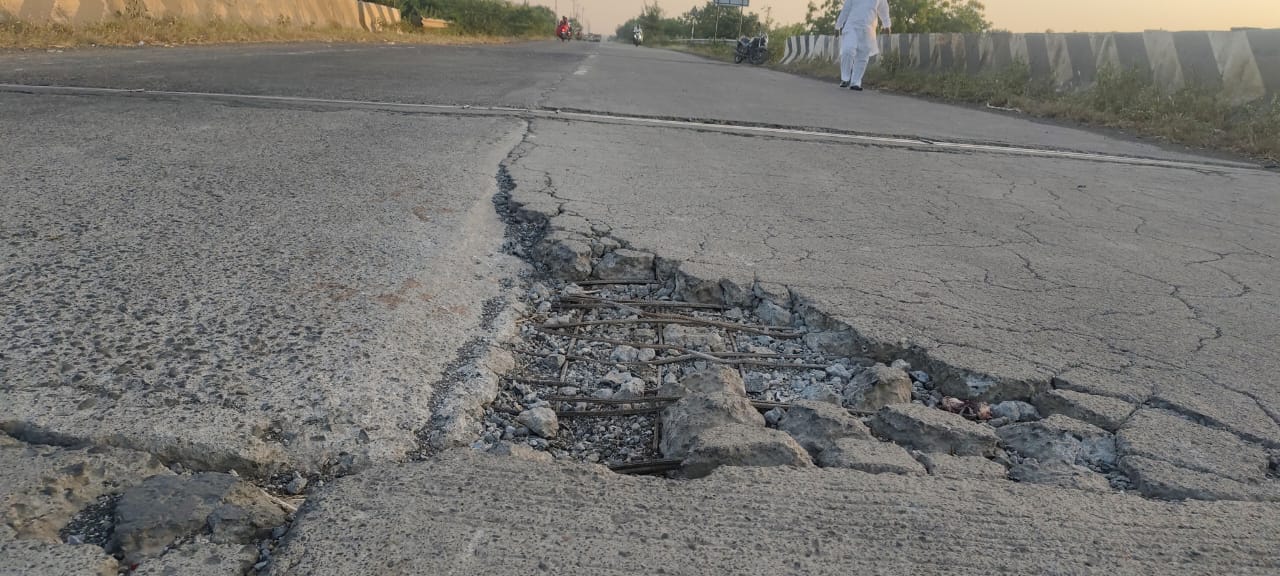 नावाला राष्ट्रीय महामार्ग, मात्र जागोजागी मृत्यूचे सापळे