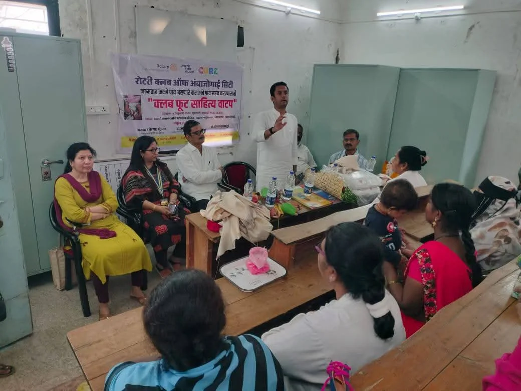 अंबाजोगाईत रोटरी क्लबच्या वतीने ‘क्लबफूट’ बाधितांना साहित्याचे वाटप