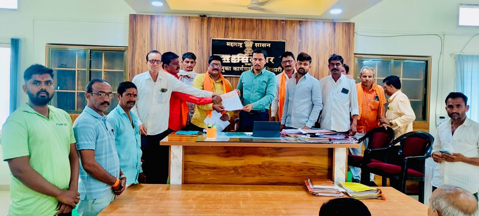 तलाठी आपापल्या सज्जावर पाठविण्याची उबाठा शिवसेनेची तहसीलदारांकडे मागणी