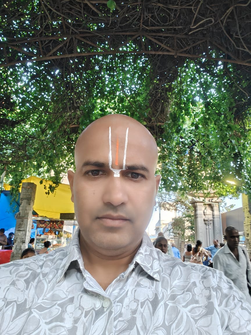समर्थकाने डोक्याचे केश बालाजी चरणी केले अर्पण