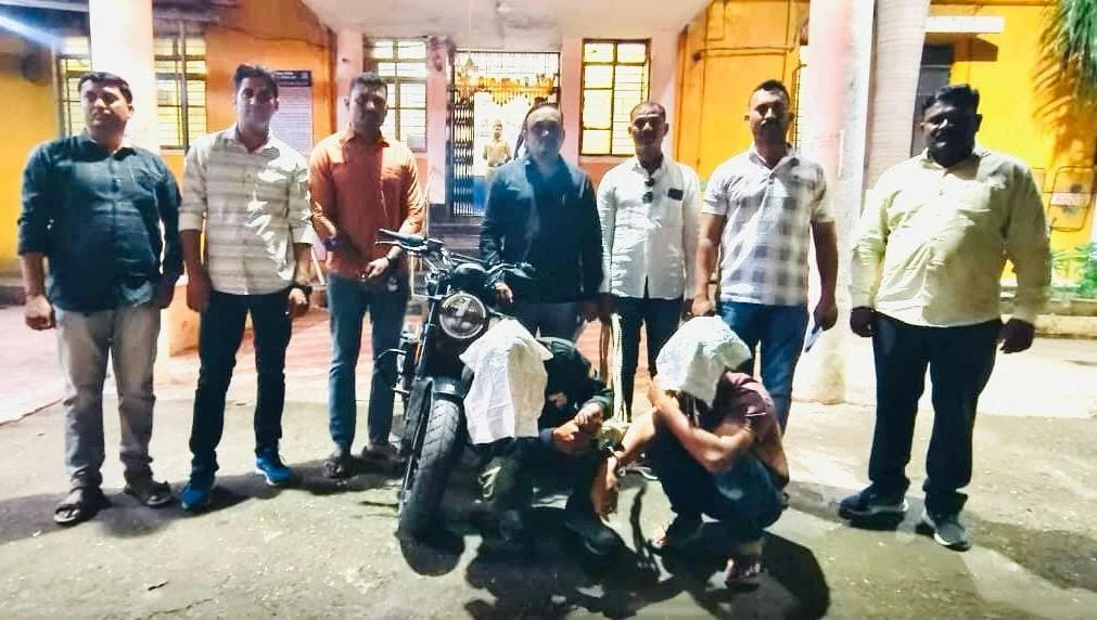 धूम-स्टाईल चैन स्नॅचिंग करणारे दोघे चोरटे गजाआड; स्पोर्ट बाईकसह सोन्याचे दागिने जप्त