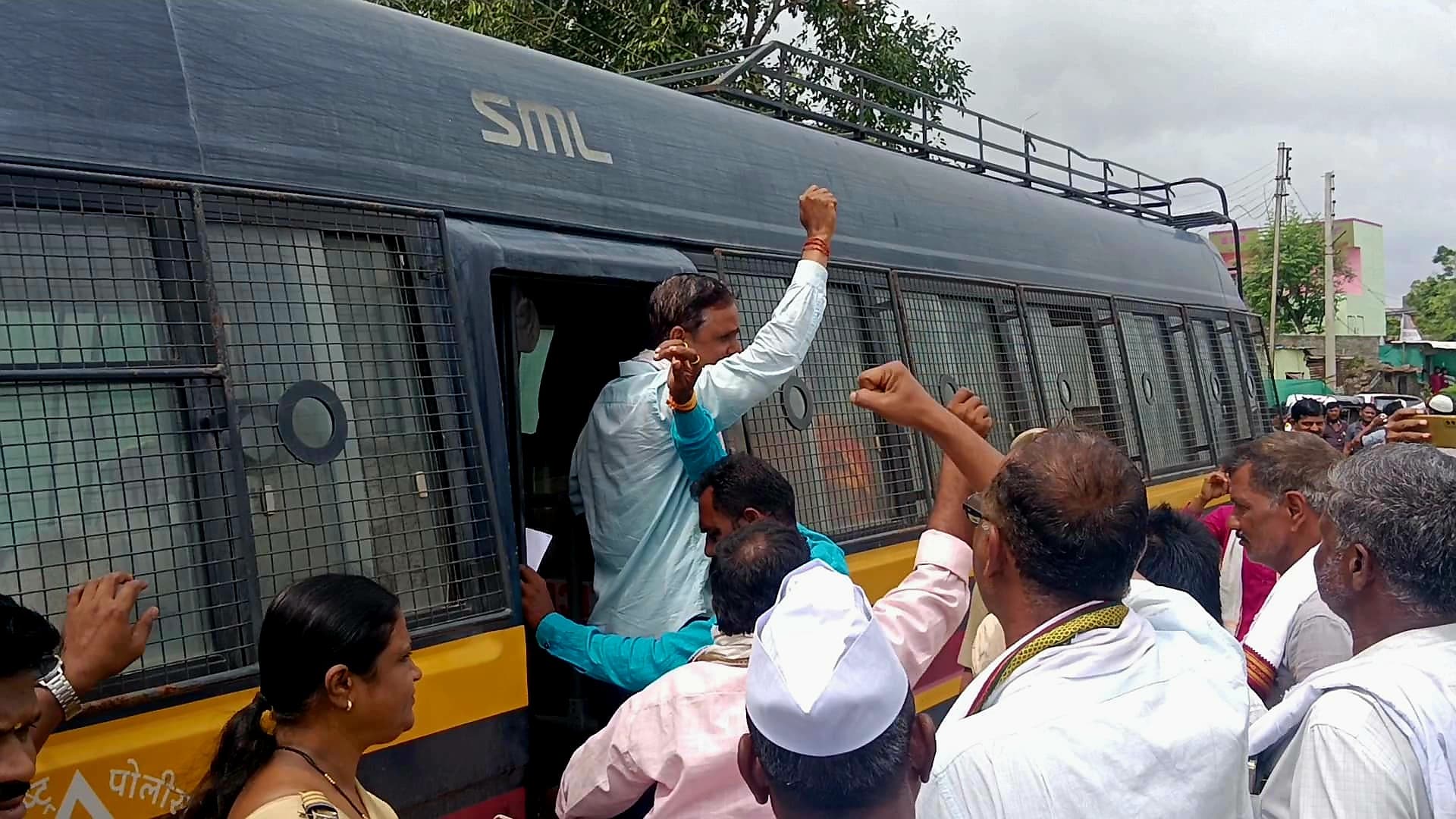 शक्तीपीठ महामार्गाच्या विरोधात बीडमधील शेतकऱ्यांची वज्रमुठ<br>