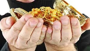 पिशवीत ठेवण्याचा बहाणा करुन वृद्धेची सोनचांदी लंपास