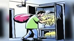अंगणात झोपलेल्या वृद्धेच्या घरामधून ६० हजारांचे दागिने व रोकड लंपास