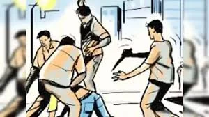 दारू पिऊन शिवीगाळ करण्यास जाब विचारल्याने मजुराला कोयत्याने बेदम मारहाण