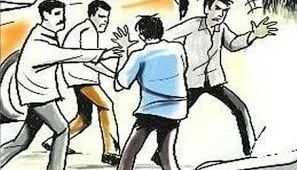 झाडे तोडल्याच्या वादातून तरुणासह वडिलांना दगडाने बेदम मारहाण; तिघांवर गुन्हा