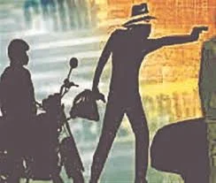 हायवेवर डॉक्टर दांपत्याला अडवून पिस्तुलचा धाक; २.६० लाखांची सोन्याची चैन ओरबाडली
