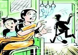 धावत्या रिक्षात प्रवाशाचे दागिने लंपास