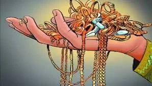 चोरट्यांनी घर फोडून एक लाखाचे दागिने लांबविले
