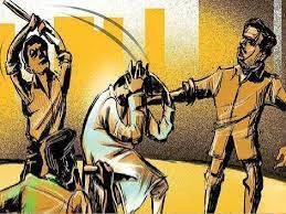 जमिनीवरून सख्या भावाचे डोके फोडले ; भाऊ - भावजयीवर गुन्हा