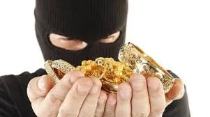 बीडमध्ये बस प्रवासादरम्यान ४ लाखांचे दागिने लंपास!