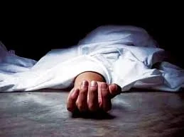 धमक्यांना कंटाळून तरुणाची गॅरेजमध्ये आत्महत्या; सुसाईड नोटमध्ये तिघांच्या नावाचा उल्लेख