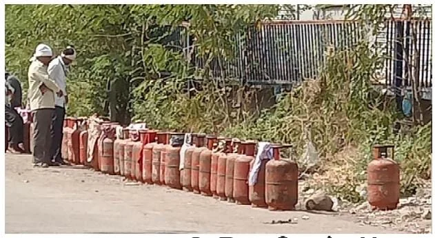 ग्राहक गॅस सिलिंडरच्या प्रतिक्षेत