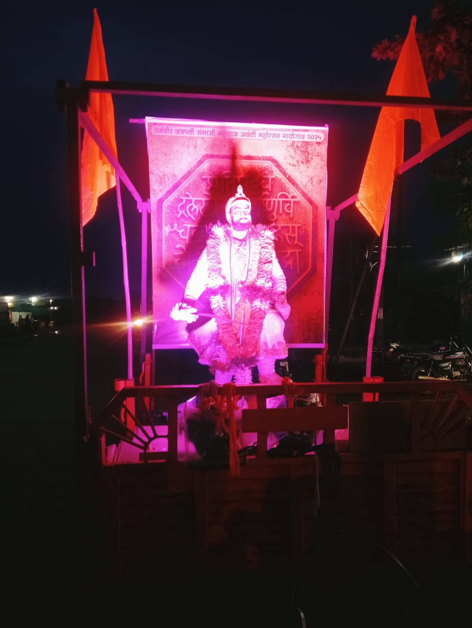 माळेगावात छत्रपती संभाजीराजेंच्या मूर्तीची रथातून मिरवणुक