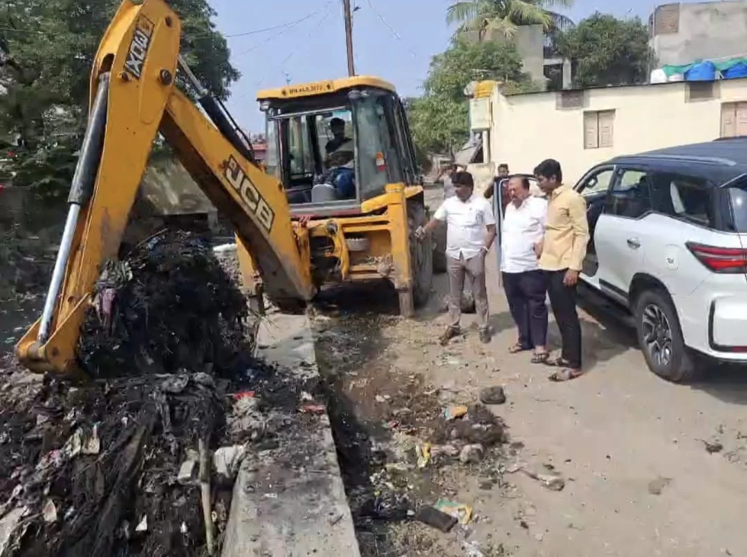 अंबाजोगाई नगर परिषदेकडून मान्सून पूर्व स्वच्छता मोहीम युद्धपातळीवर; जयवंती नदीसह १४ नाल्यांची सफाई