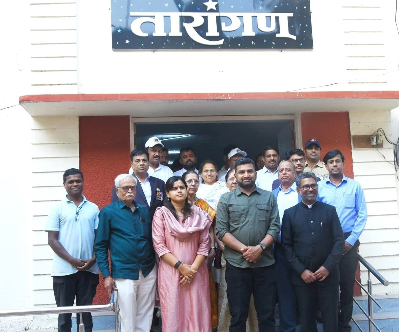 आ. नमिता मुंदडा,जिल्हाधिकारी विवेक जॉन्सन यांची योगेश्वरी विज्ञान केंद्र व तारांगणास भेट