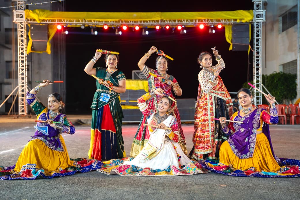 प्रियदर्शनी क्रीडा व सांस्कृतिक मंडळ तसेच रोट्रॅक्ट क्लबचा अंबाजोगाई दांडिया महोत्सव संपन्न