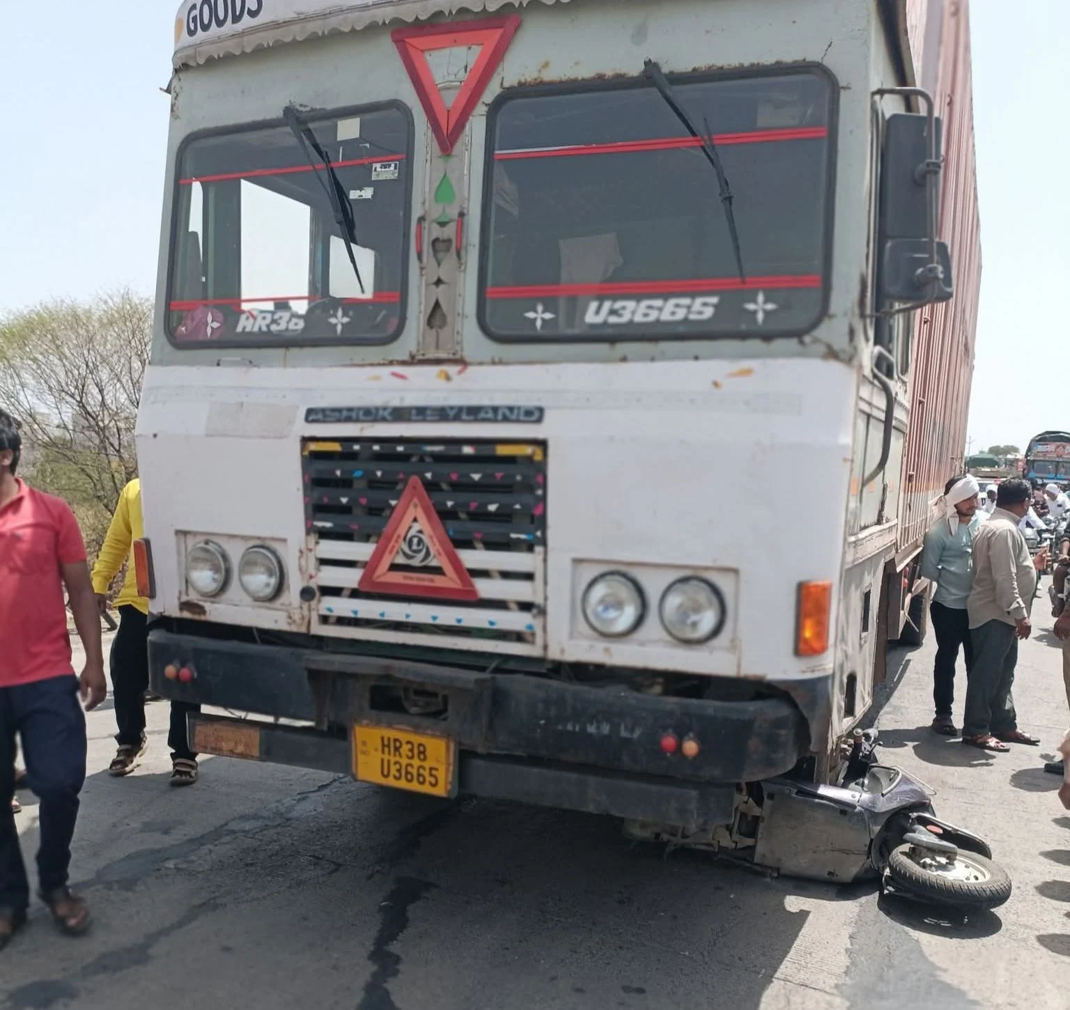 अंबाजोगाईत भीषण अपघात: भरधाव ट्रकच्या धडकेत दीनदयाळ बँकेचे अधिकारी सुदर्शन टाक यांचा जागीच मृत्यू 2 fb img 17756327973981169603632774401914