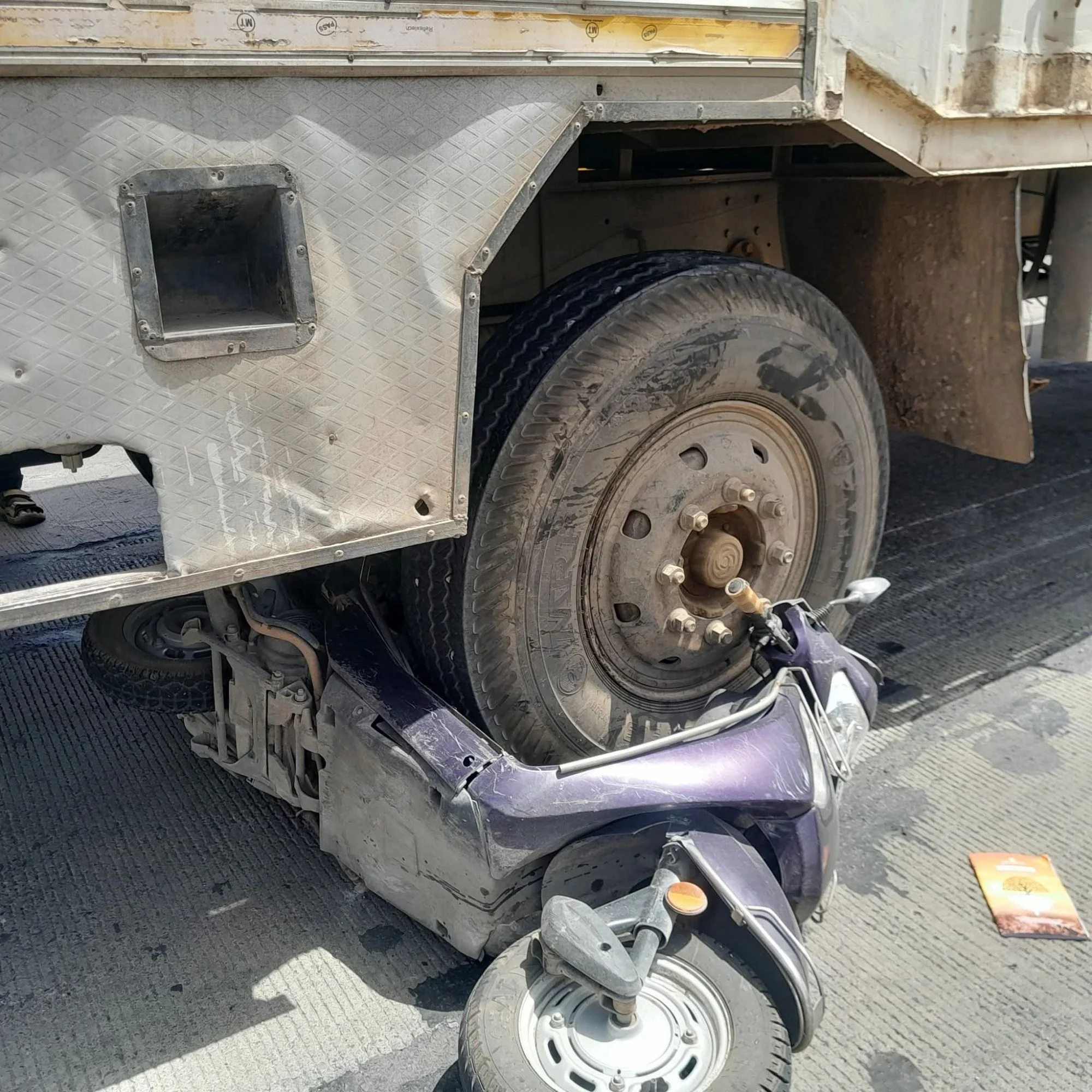 अंबाजोगाईत भीषण अपघात: भरधाव ट्रकच्या धडकेत दीनदयाळ बँकेचे अधिकारी सुदर्शन टाक यांचा जागीच मृत्यू 3 fb img 17756364602948857981004431396711