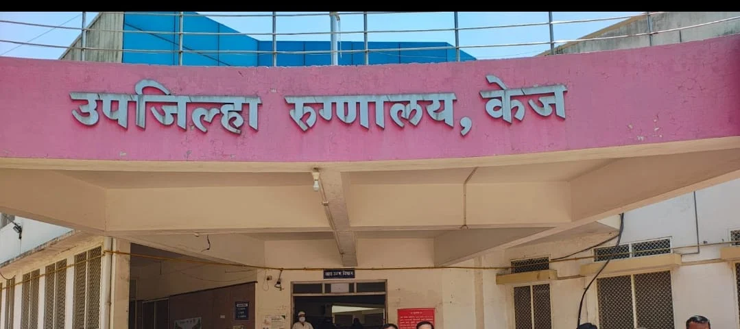 शौचालयात घाण साचून राहिल्याने परिसरात दुर्गंधी