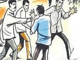 रस्ता सोडण्याच्या कारणावरून तरुणावर कोयता आणि विटांनी हल्ला