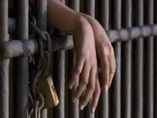 घरावरील छाप्यात ३६ हजारांचा गांजा जप्त; ७० वर्षीय महिलेला पोलिसांकडून अटक