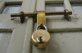केज तालुक्यातील घाटेवाडी शाळेला चार दिवसां पासून कुलूप