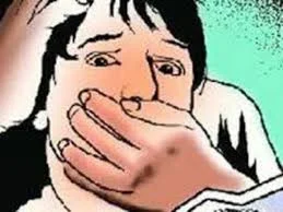 भरदिवसा तरुणीचे अपहरण